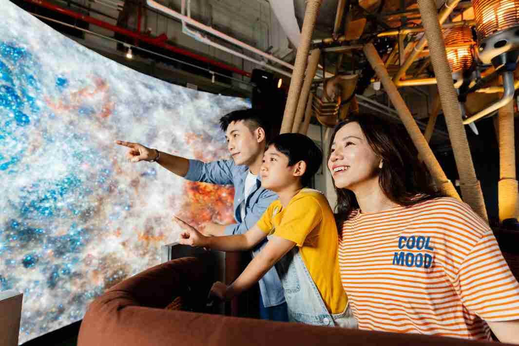 至成国际打造全台最大宽6公尺、、高4公尺、、唯一搭载LED弧形拼接显示屏的动感飞行船，，让乘客驻足在热气球上，，，享受身历其境的伪出国旅游乐趣