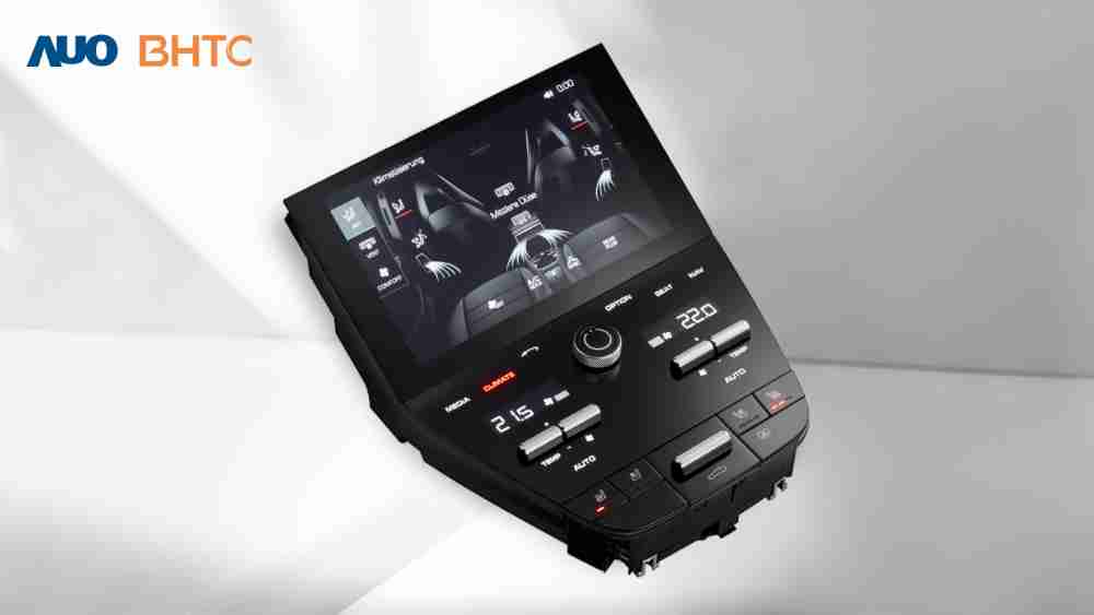 作為友達新生力軍，，，BHTC所展示的中央與後座鞍部的Display HMI產品，，可處理多區恆溫控制、、、顯示畫面，，，呈現仿真3D車室分區；以力傳感技術精準傳遞觸感，，，並結合音量及震動反饋，，，防止意外啟動，，，，提供使用者自然流暢、、、、直觀且輕鬆駕馭的舒適介面