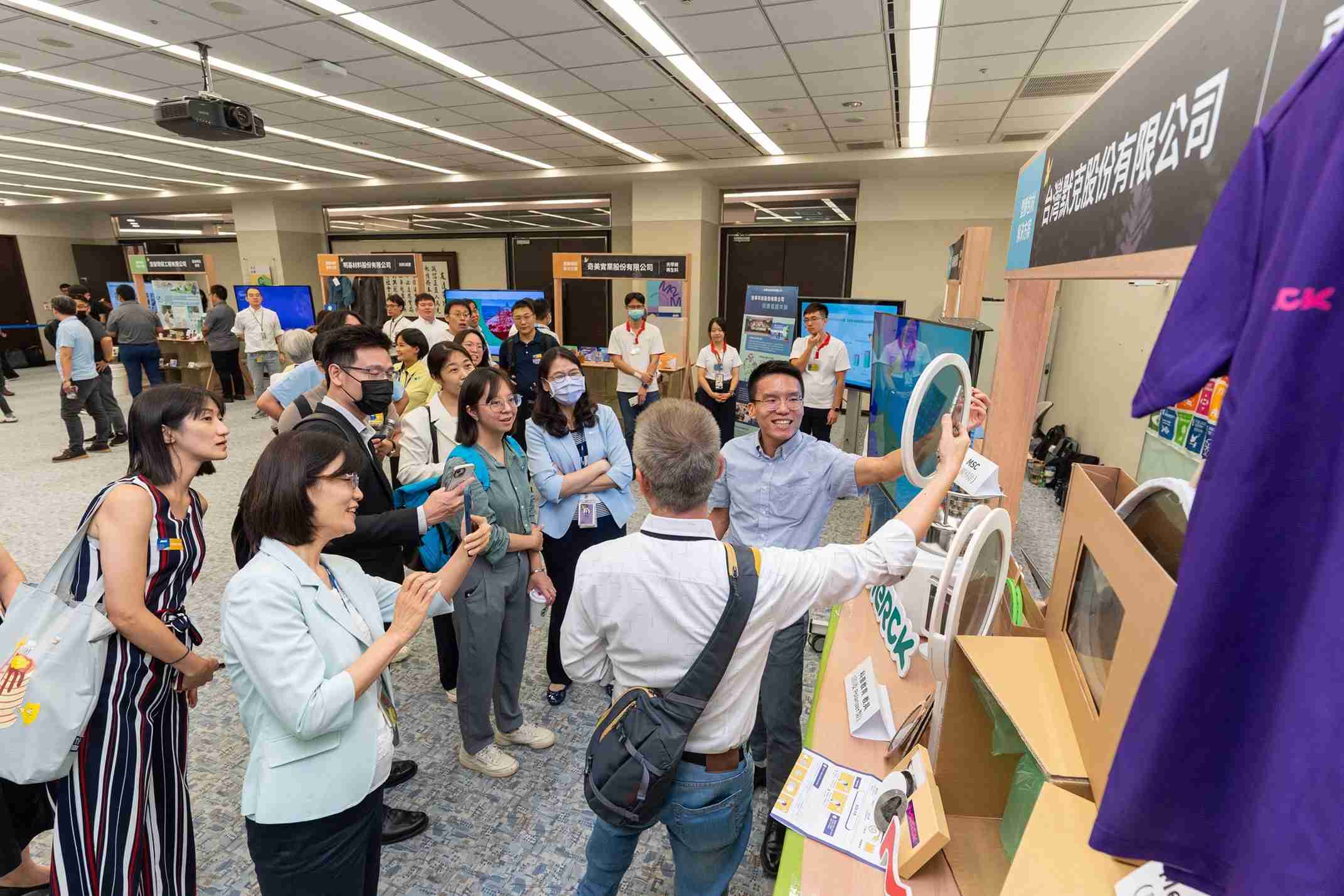 至成国际连手产业伙伴策划首届生态圈联展，，，，展示如何将废塑料循环再利用，，创新解决方案包括：塑料包材再生与循环使用、、再生塑料研发及应用、、废塑料回收再生技术、、、、减塑生活提案等