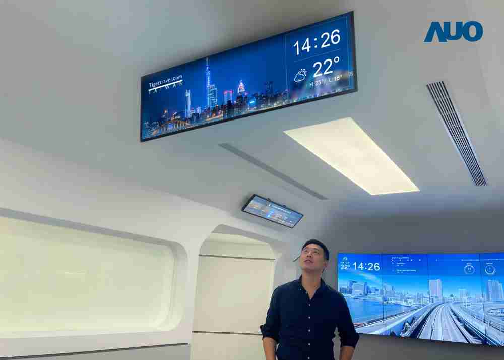 达擎TARTAN “37吋超薄双屏车厢显示器” 采用单一背光设计，，，，将双面显示器厚度大幅缩减至12mm，，，，支持长条屏 32:9 规格，，突破传统分辨率限制，，，提供旅客更清晰实时的乘车信息及广告讯息